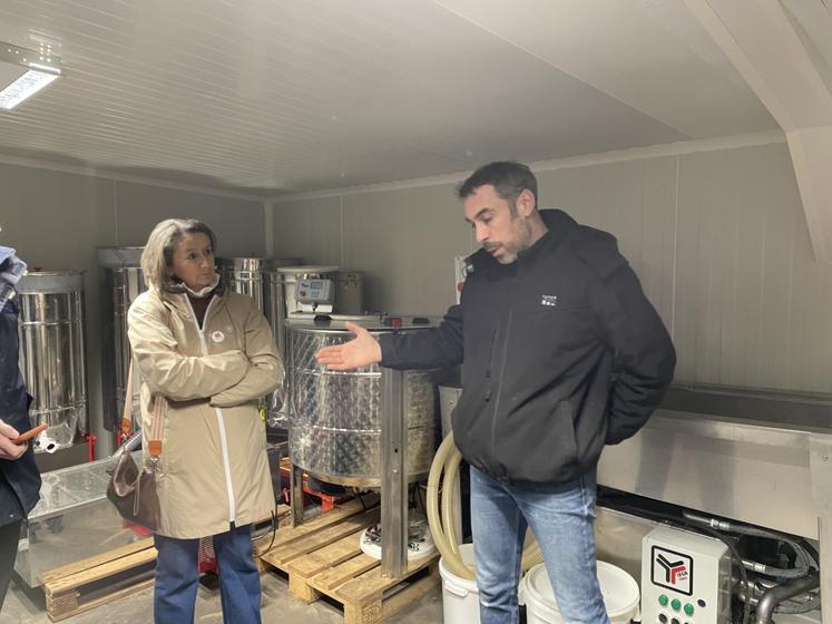 Sophie Gibon, conseillère régionale et maire de Canteloup (14), et les élus communaux, sont venus visiter la ferme et ses nouvelles installations, mercredi 21 janvier.