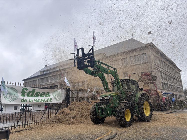 Au-delà de la paille déposée devant la préfecture, les adhérents de la FDSEA et des JA ont paillé leur papier pour dénoncer la surcharge administrative.