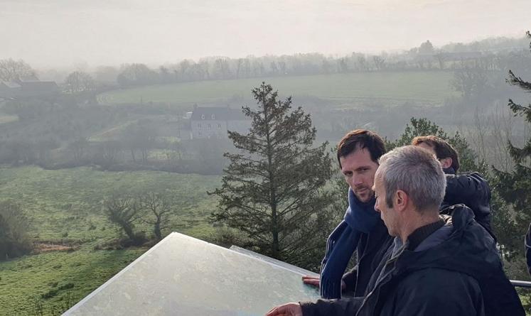 Denis Letan, directeur du Parc des marais, a expliqué au ministre, Mathieu Lefèvre, carte à la main, les enjeux de la reconversion de la tourbière de Baupte.