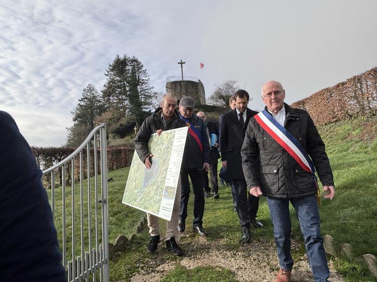 Même si la vue n'était pas totalement dégagée, le ministre délégué à la transition écologique, Mathieu Lefèvre, a pu prendre de la hauteur entouré des différents acteurs engagés dans la reconversion écologique de la tourbière de Baupte.
