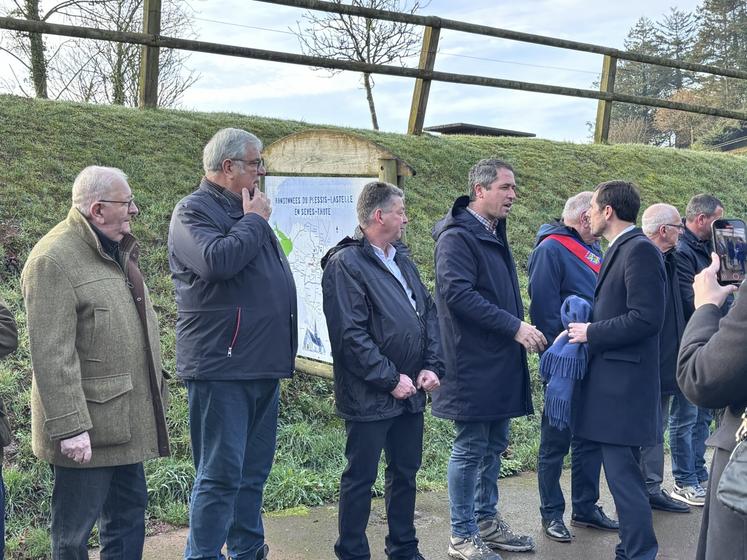 À son arrivée, le ministre de la transition écologique, Mathieu Lefèvre, a dans le cadre de l'accueil républicain, salué les responsables agricoles.