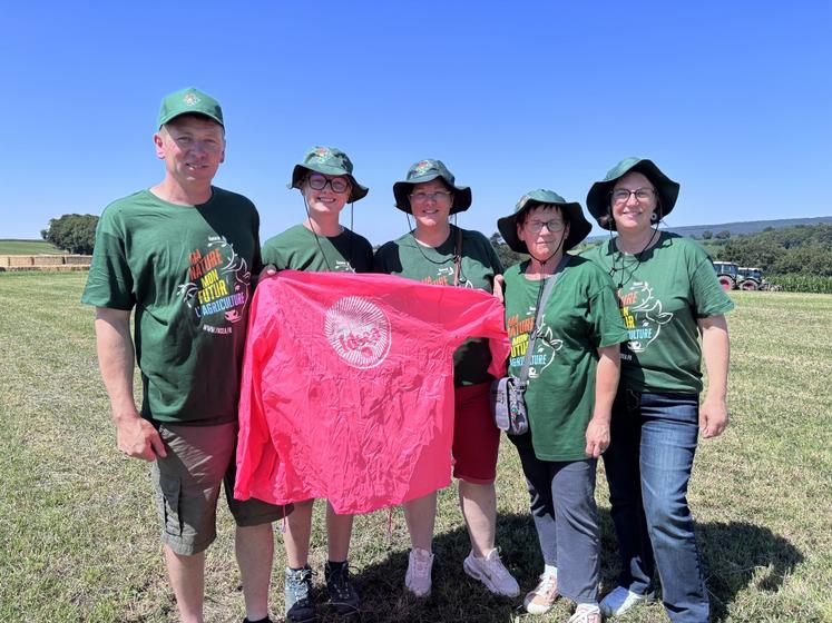 Nicolas Boulé, secrétaire général adjoint de la FDSEA pour le sud de la Manche, avec sa fille Pauline aux manettes du drone, son épouse, Muriel, Sylvie Gouin, propriétaire du champ et Florence Goron, présidente de la section "agricultrice" de la FDSEA.