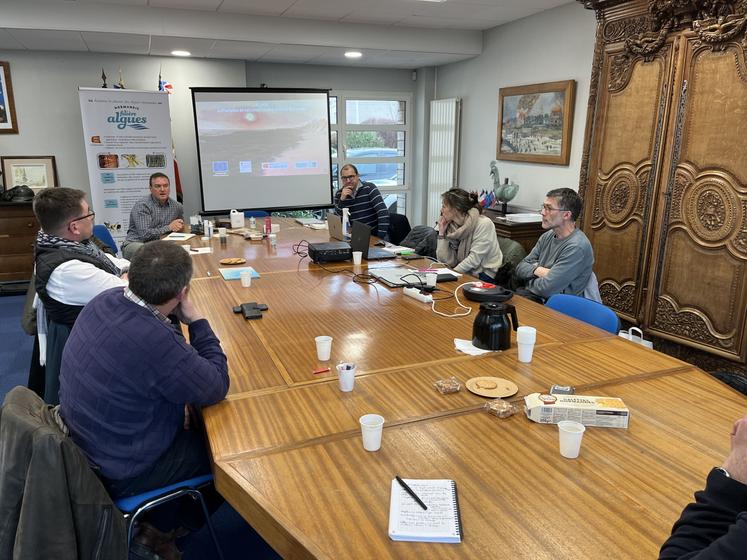 Les agriculteurs et les entreprises de travaux agricoles sont invités à prendre part à l'aventure NFA (Normandie filière algues) en intégrant la partie amont du processus qui concerne la gestion de l'épandage, du séchage, du conditionnement et du stockage des algues collectées sur le littoral normand.