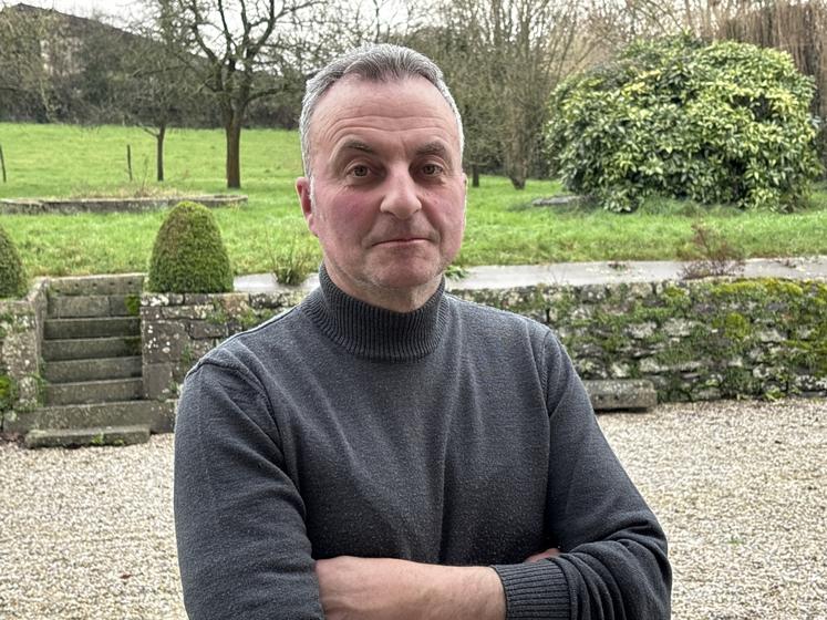 Sébastien Lecoustey, producteur laitier à Villebaudon, et président de l'OP Lacatalis du Bocage, tire la sonnette d'alarme sur le prix du lait des six prochains mois.