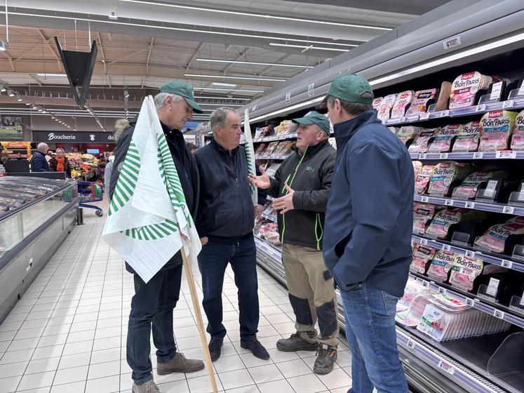 Dans les allées des grandes surfaces, les agriculteurs engagent les discussions sur leur action.