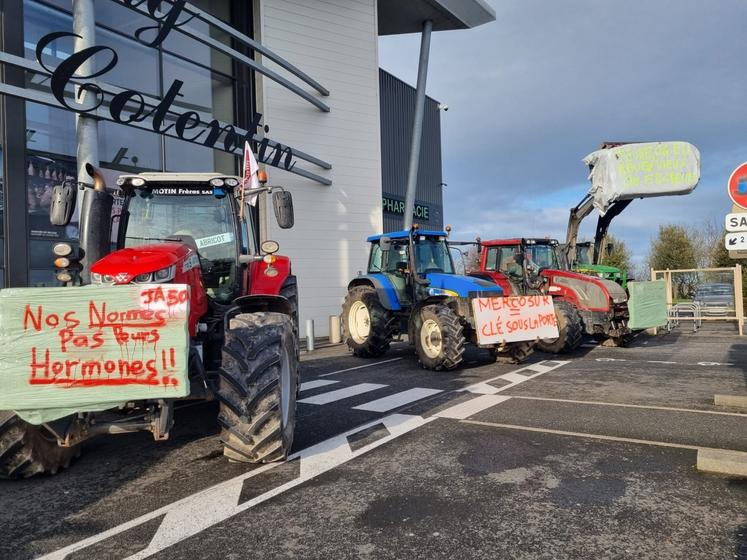 Dans le Cotentin, une vingtaine d'agriculteurs s'est mobilisée en se rendant dans les grandes surfaces.