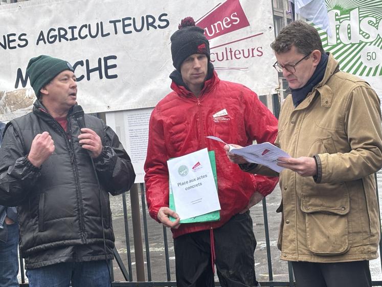 Jean-Michel Hamel et Luc Chardine ont remis leur cahier de doléances au préfet de la Manche, Marc Chappuis.