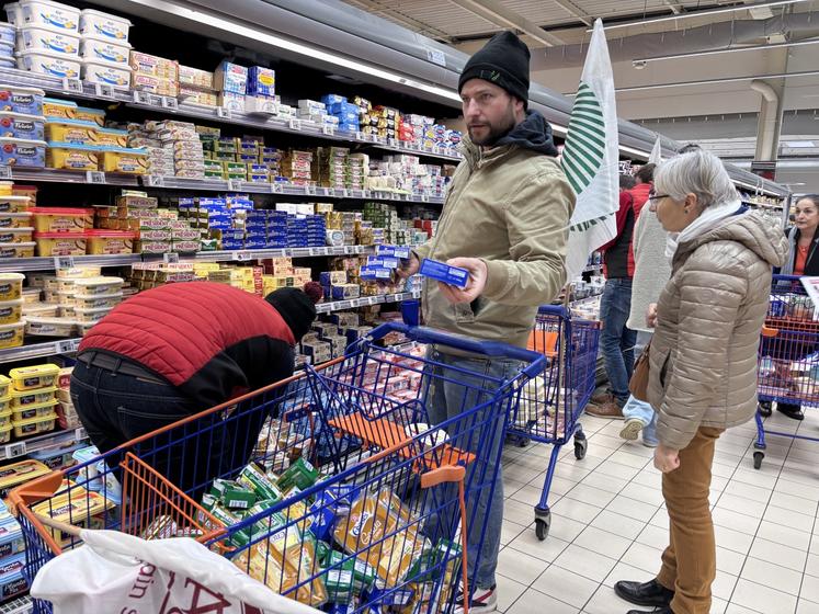 Des produits frais comme des produits laitiers ou encore des fruits ont été passés au crible par les agriculteurs dans le Cotentin comme dans l'Avranchin.