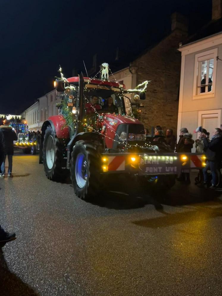 Les gens se sont amassés aux abords des routes départementales et des bourgs pour assister aux spectacles.