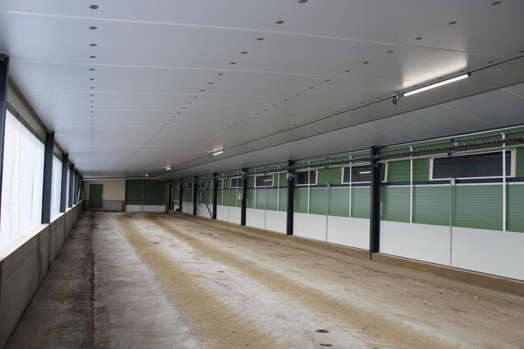 Le bâtiment est doté d'un jardin d'hiver de 7,50 m, offrant une surface supplémentaire à l'air libre pour les volailles.