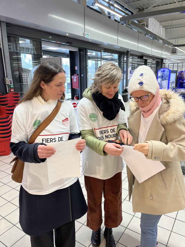 Distribution d'étiquettes pour pointer les produits étrangers.