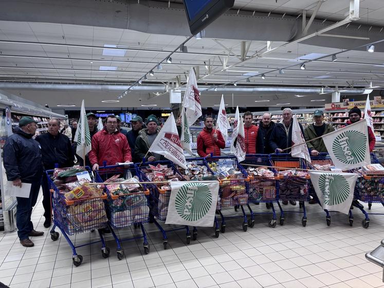 À la fin de l'action, les produits regroupés ont été amenés à l'entrée du magasin. Il y avait une dizaine de caddies.