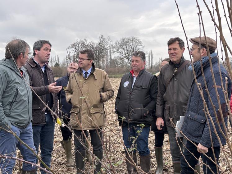 En réunion ou sur le terrain, François Rihouet porte les dossiers de l'agriculture manchoise.