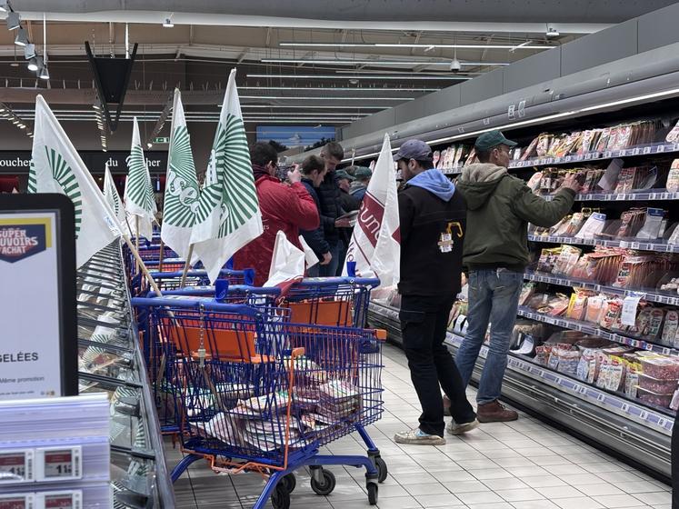 Les agriculteurs de la FDSEA et des JA de la Manche ont scruté les produits des grandes surfaces afin de dénoncer les produits estampillés "Union européenne" ou de l'étranger.