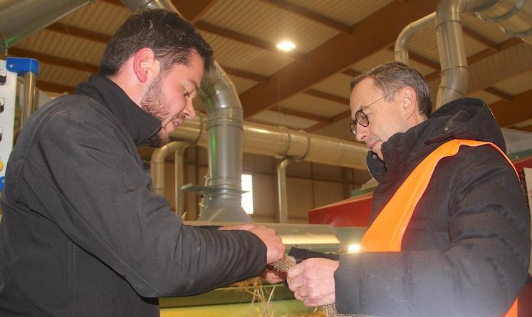 Hugo Ozenne (responsable du site de Saint-Manvieu-Norrey) aux explications techniques.