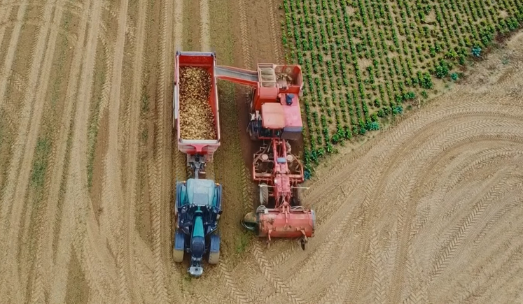 Quatre-vingts personnes se sont déplacées mercredi 14 janvier 2026 au ciné débat au MoHo de Caen à l'occasion du documentaire "Semer et récolter" d'Éric le Roch.