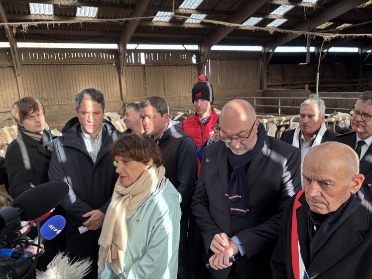 Annie Genevard planche sur la loi d'urgence agricole. Elle vient sur le terrain à la rencontre des producteurs pour mieux cerner les problématiques des territoires.