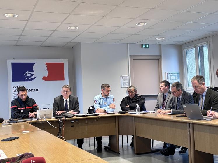 Six heures avant les premiers coups de vent, le préfet de la Manche, Marc Chappuis, entouré des forces de l'ordre, des pompiers, et des différents services, a activé la cellule de crise pour anticiper cette alerte rouge annoncée sur la Manche.