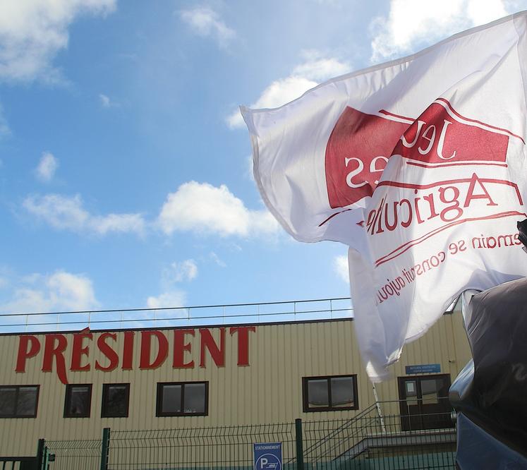 "Comment installer un jeune si vous n'avez de visibilité que sur 3 mois ?" a demandé un JA au représentant de Lactalis. Un sentiment partagé par les aînés.