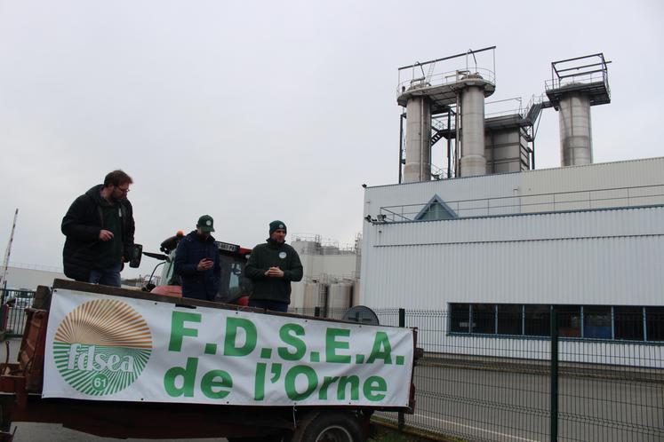 "Alors que les coûts de production des éleveurs restent élevés, le prix du lait payé aux producteurs est en chute libre, mettant en péril la viabilité de nombreuses exploitations", martèle la FDSEA.