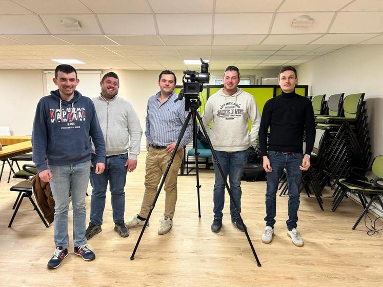Tony Auvray, Benjamin Quertinmont, Nicolas Langin Romain Auvray et Valentin Flajolet (de gauche à droite), éleveurs du syndicat de race Limousin du Calvados, ont participé à une formation "prise de parole", mardi 17 février.