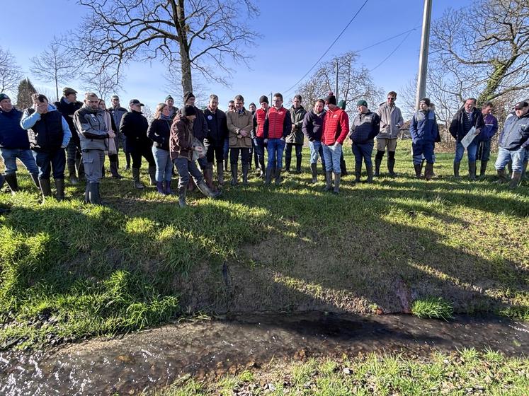 Agriculteurs, adhérents de la FDSEA et JA, élus de la ville de Brécey et de l'Agglomération, services de l'Etat étaient sur le terrain. 