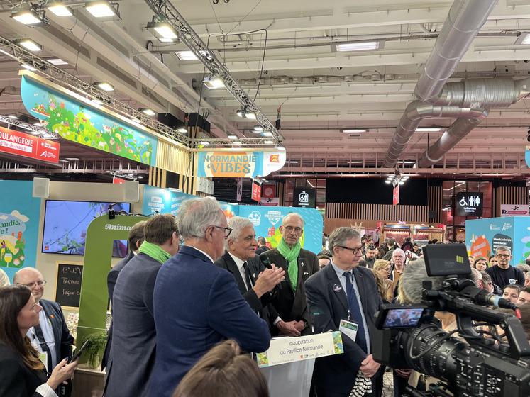 A l'Inauguration du pavillon Normandie