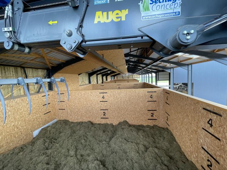 Le bâtiment de 1 800 m2, fait de bois clair et de béton, est installé sur une parcelle de 5 ha (anciens vergers à l'abandon). "C'est un service clé en main, la Sica gère la récolte de luzerne."