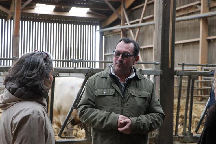 "Je viens de remettre 7 ha en herbe, juste derrière le bâtiment. Je vais refaire des clôtures pour ramener des vaches dans la plaine de Cagny", affirme Jean-François Vanel.