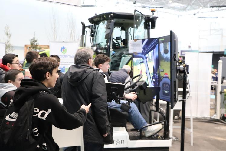 La conduite virtuelle de tracteurs est toujours prise d'assaut, souvent plus par les garçons que les filles.