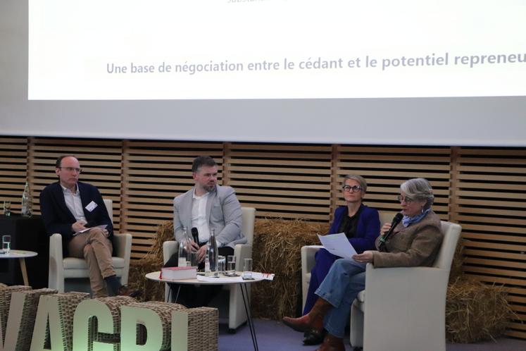 La table ronde a réuni Arnaud Flambard, Guillaume Renet, Albane Sadot et Aude Bouet Manuelle, tous experts en transmission agricole.