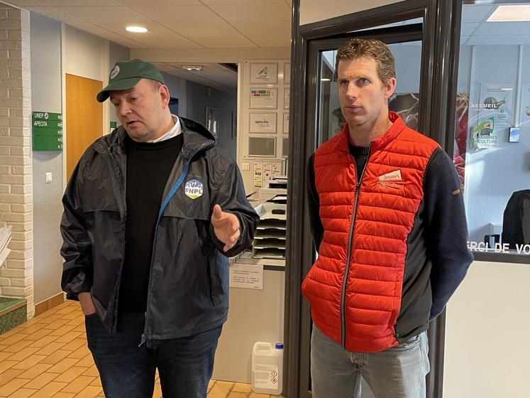 "Quatre litres de lait sur dix sont exportés", évoque Ludovic Blin (FRSEA), au côté de Luc Chardine (JA). Mais c'est l'import qu'ils déplorent.