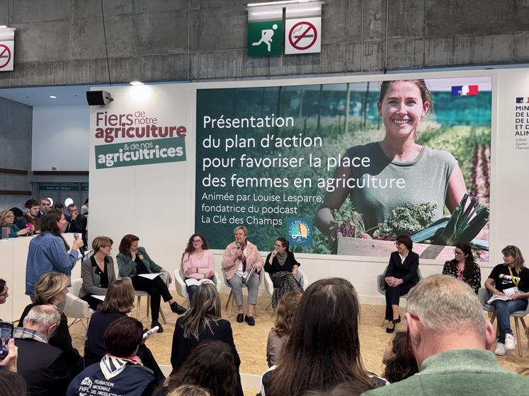 Autour de la ministre de l'Agriculture, huit femmes, agricultrices et engagées, ont témoigné de leur parcours.