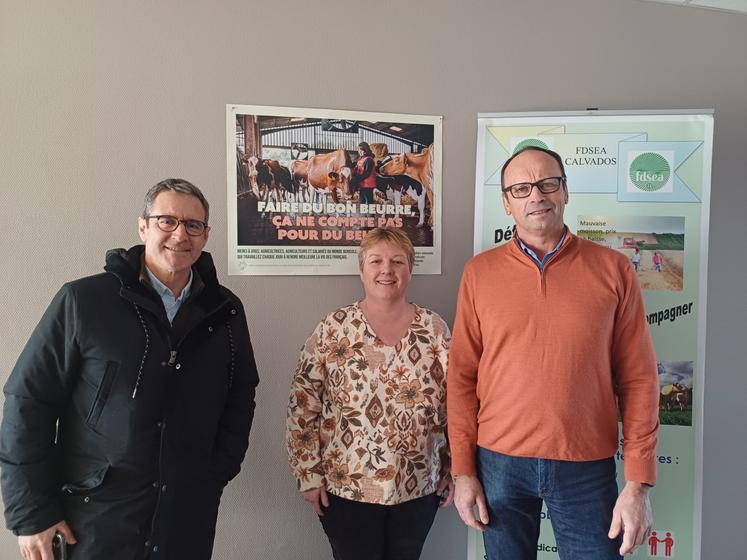 Delphine Bisson, nouvelle présidente de la commission Environnement de la FDSEA du Calvados, entourée de Geoffroy De Lesquen, ancien président, et Xavier Hay, président du syndicat.