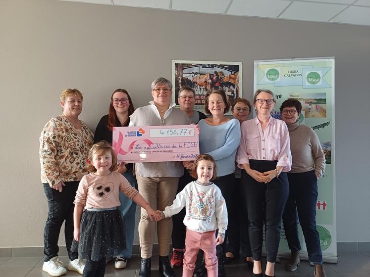 Nathalie Lepelletier, présidente de la section agricultrices de la FDSEA du Calvados, a remis, mi-février 2026, le chèque pour la Ligue contre le cancer du sein. Fruit du travail de la commission pour octobre rose.