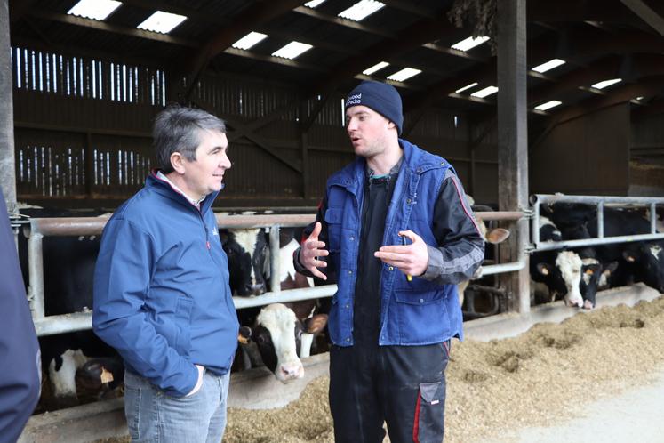 Alexis Descamps, responsable de la commission économique de la FNPL, s'est montré à l'écoute d'Antoine Jacqueline, jeune installé dans le Bocage virois, mardi 10 février.