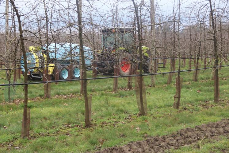 Pas de chauffeur au volant de ce Claas 240 Nexos. Un premier passage manuel a été enregistré. Il répète ensuite à l'infini le trajet avec une précision centimétrique.
