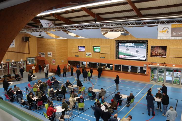 Le hall pour parier a été rénové et l'entrée de l'hippodrome est désormais gratuite.