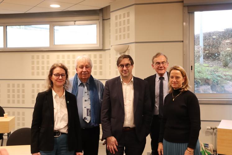 De g. à d. : Armelle Biloquet, conseillère départementale de Seine-Maritime ; Bruno François, conseiller départemental du Calvados ; Sébastien Windsor, président des Chambres d'agriculture de Normandie et France ; Jean-Paul Legendre, vice-président du département de l'Eure, et Clotilde Eudier, vice-présidente de la Région Normandie.