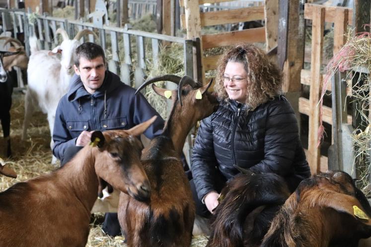"Nous avons un lien super fort avec nos chèvres", décrit Caroline. Un lien exposé auprès du public.