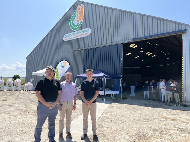 Stéphane Carel, Pascal Desvages et Antoine Hue devant le nouveau dépôt. Les travaux sont intervenus de mars à juin 2025 (date à laquelle cette photo a été prise, pour l'inauguration).
