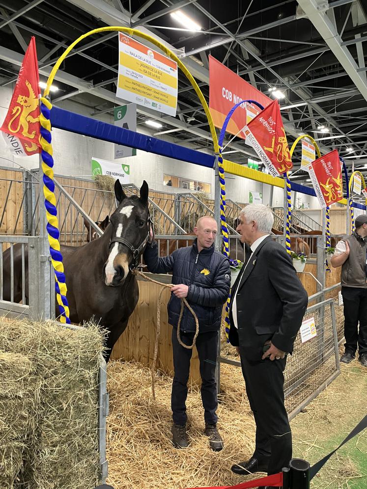 Mathieu Paysant, l'éleveur manchois de Naïla de la Rue, a été félicité par Hervé Morin pour sa première place au concours Cob Normand.