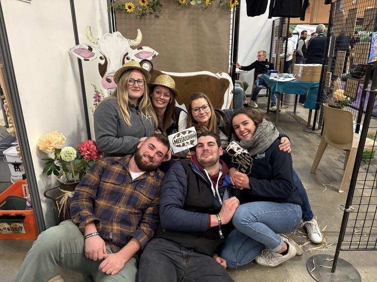 (De bas en haut) Clément Delaunay, Guillaume Cary, Lucie Foucault, Amandine Lévêque, Valentine Latimier et Élodie Barbot.