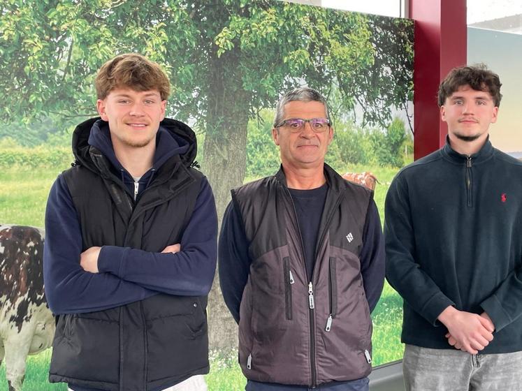 Nicolas Outrequin, formateur interne de la Socopa Viandes à Coutances, entouré de deux dernières recrues : Simon Lecluze, 21 ans, et Alexandre Hélaine, 23 ans.