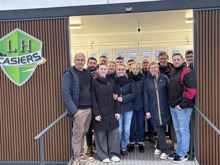 Les producteurs étaient réunis pour marquer le lancement du distributeur de produits locaux sur la place de Martinvast en présence du maire de la commune.