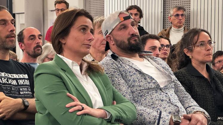 Marine Tondelier (parti écologiste) aux côtés de Jérôme Bayle, éleveur et chasseur.