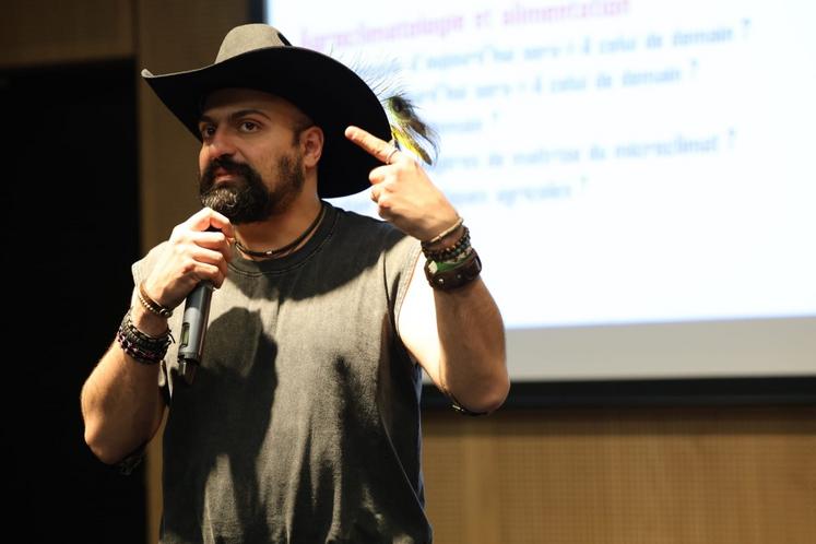 Agroclimatologue et chasseur d'orages, Serge Zaka étudie l'évolution du climat et l'adaptation du milieu agricole.