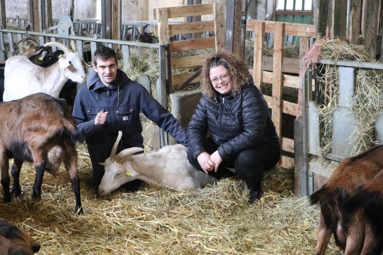 Aurélien Vautier et Caroline Bourgeois ont lancé leur activité de chèvrerie en 2020. Ils ont voulu se démarquer avec la transformation à la ferme et la production de lait d'hiver. Depuis 2025, ils ont lancé la ferme pédagogique. Ils posent ici avec Pascaline qui a grimpé jusqu'à 1 200 jours de lactation.