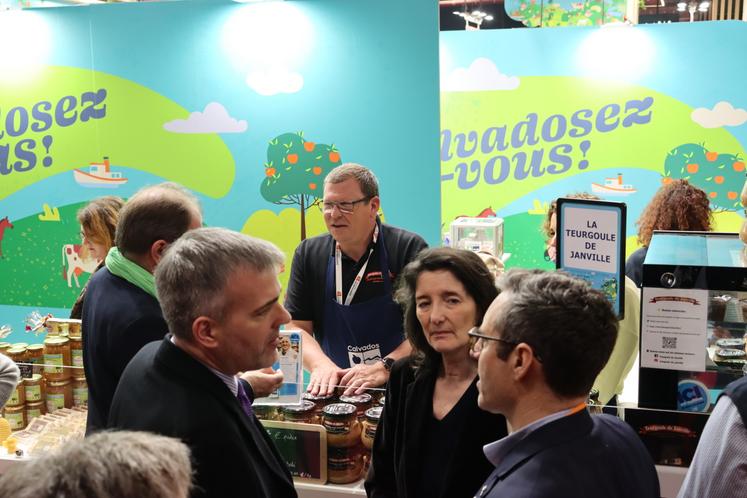 Les élus ont parcouru les stands à l'occasion de l'inauguration.