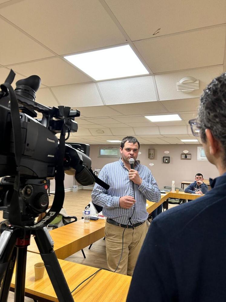 Plusieurs exercices, dont des présentations face caméra ou une interview façon plateau télévision, ont été proposés. "Un élément de pression et de réalisation" pour les mettre en conditions réelles.